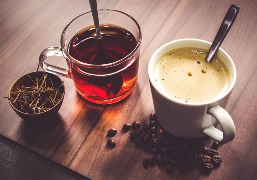 هل يزيد الشاي والقهوة العطش في رمضان؟