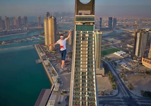 قطر.. مغامر يحقق رقما قياسيا  في المشي على الحبال