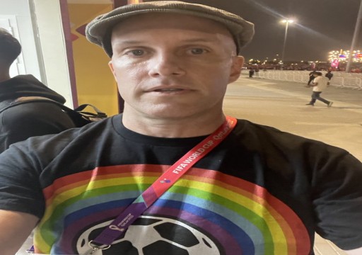 وفاة صحافي أميركي مناصر للمثلية خلال مباراة الأرجنتين وهولندا