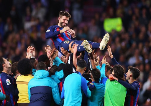 برشلونة يودع قائده بيكيه بانتصار مهم على ألميريا بالدوري الإسباني
