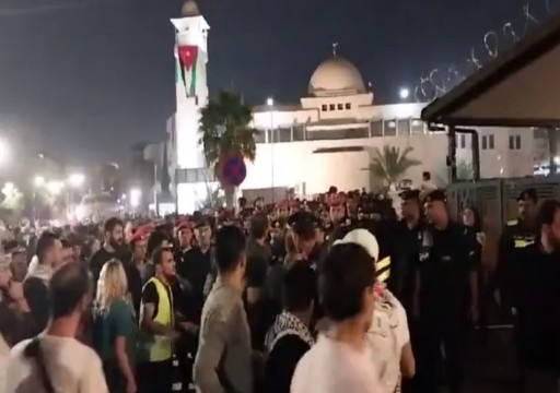 الأمن الأردني يستخدم القوة لتفريق متظاهرين غاضبين أمام سفارة الاحتلال