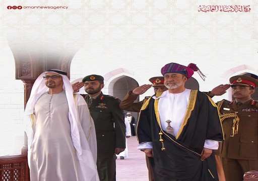 رئيس الدولة يبحث مع سلطان عُمان في مسقط العلاقات وأوضاع المنطقة
