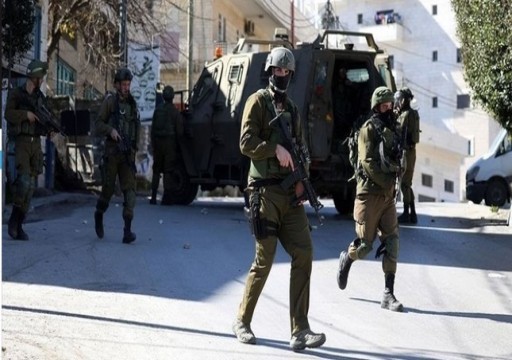 الاحتلال يعتقل 33 فلسطينيا في الضفة الغربية