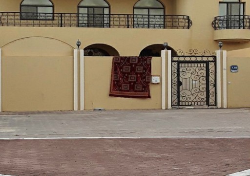 بعد الأمطار الغزيرة.. بلدية أبوظبي تنذر مواطناً وضع سجادة على سور منزله وإماراتيون يعلقون