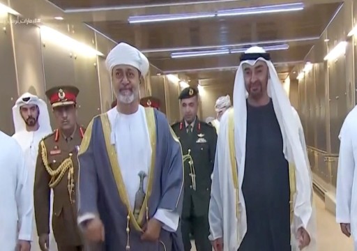 سلطان عمان يصل الإمارات في زيارة رسمية ورئيس الدولة في مقدمة مستقبليه