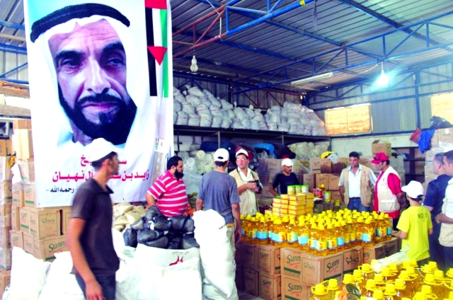 "الهلال الأحمر" يوزع 2500 طرد إغاثي لمنكوبي غزة