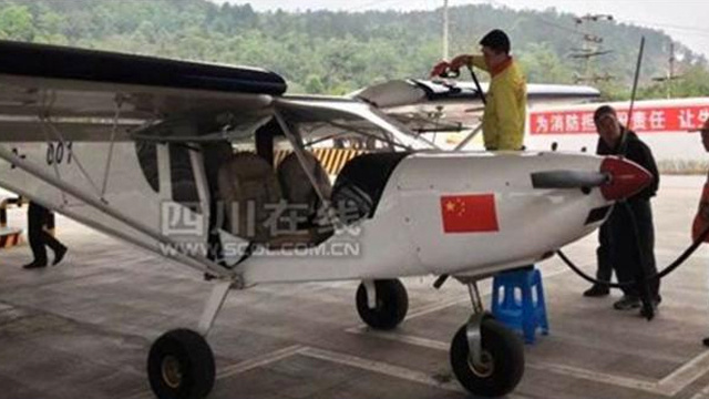 طائرة تتزود بالوقود في محطة وقود السيارات 