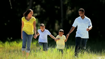 دراسة: المشي يساعد الإنسان على الابداع