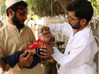 تطعيم 17مليون طفل باكستاني ضد شلل الأطفال بدعم إماراتي