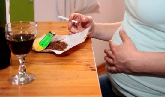 التدخين خطراً يهدد صحة الجنين