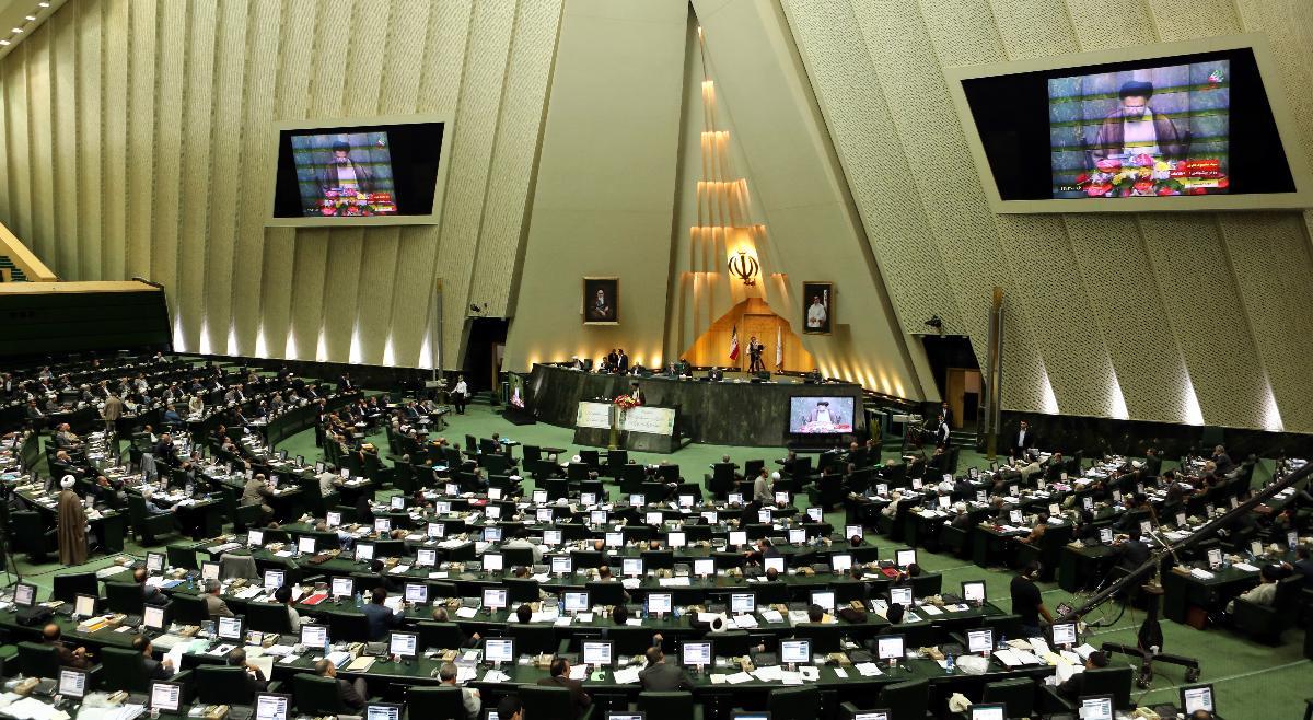 الشورى الإيراني يلزم الحكومة بمنع تفتيش المنشآت النووية