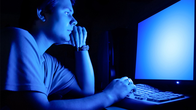 احذر استخدام الحاسوب والهاتف ليلاً!