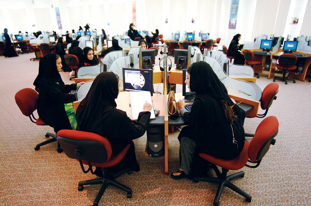 المرأة العاملة.. جزء من الحل أم جزء من المشكلة؟