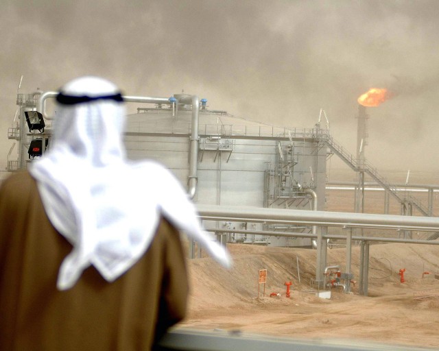 ستراتفور: الرابحون والخاسرون من تراجع أسعار النفط في المنطقة العربية