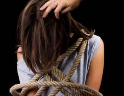 امرأة تنتحر بعد قتل طفلها الرضيع 