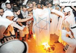 متظاهرون في الكويت يحرقون علم إسرائيل تضامنا مع غزة