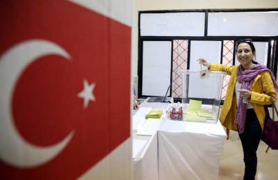 الناخبون الأتراك يتوجهون لصناديق الاقتراع لاختيار برلمان جديد